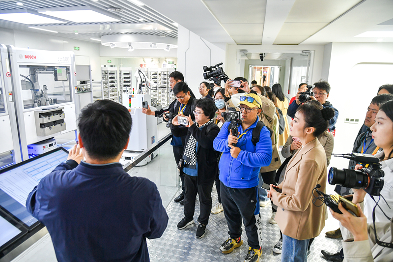 2023年10月16日，第三屆“一帶一路”國際合作高峰論壇新聞中心組織中外記者采訪。記者在中德大廈內(nèi)的博世未來工廠展區(qū)參觀，了解其高質(zhì)量創(chuàng)新發(fā)展成果。