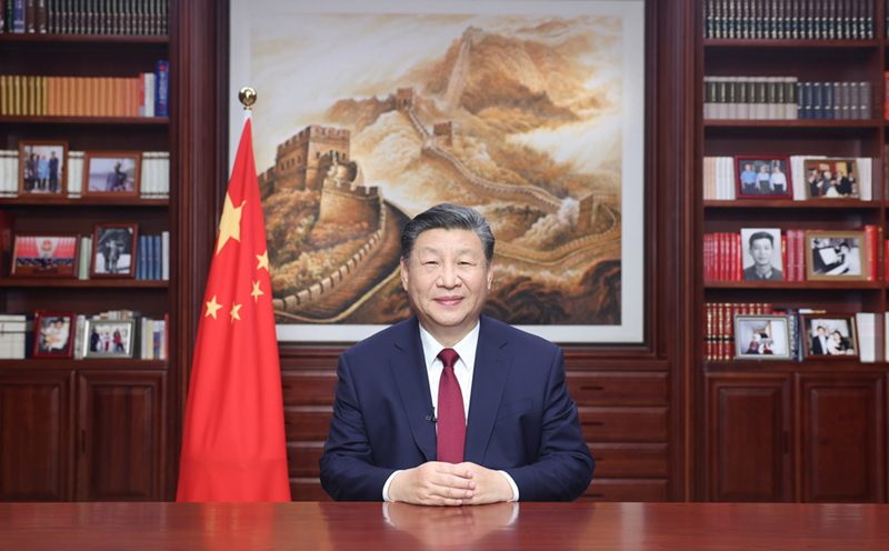 新年前夕，習(xí)近平通過中央廣播電視總臺(tái)和互聯(lián)網(wǎng)，發(fā)表二〇二四年新年賀詞。