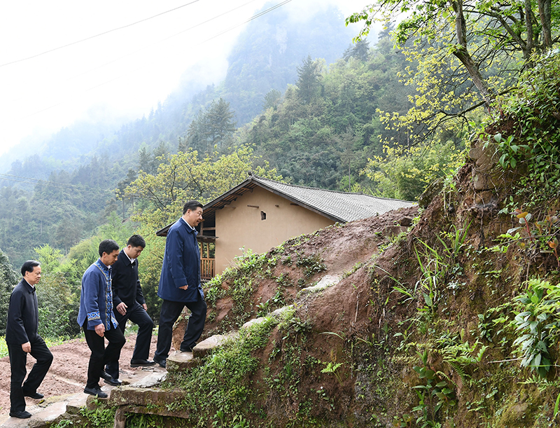 2019年4月15日，在石柱土家族自治縣中益鄉(xiāng)華溪村，習近平總書記踏著濕滑的石階登上陡坡，前往貧困戶譚登周家看望。