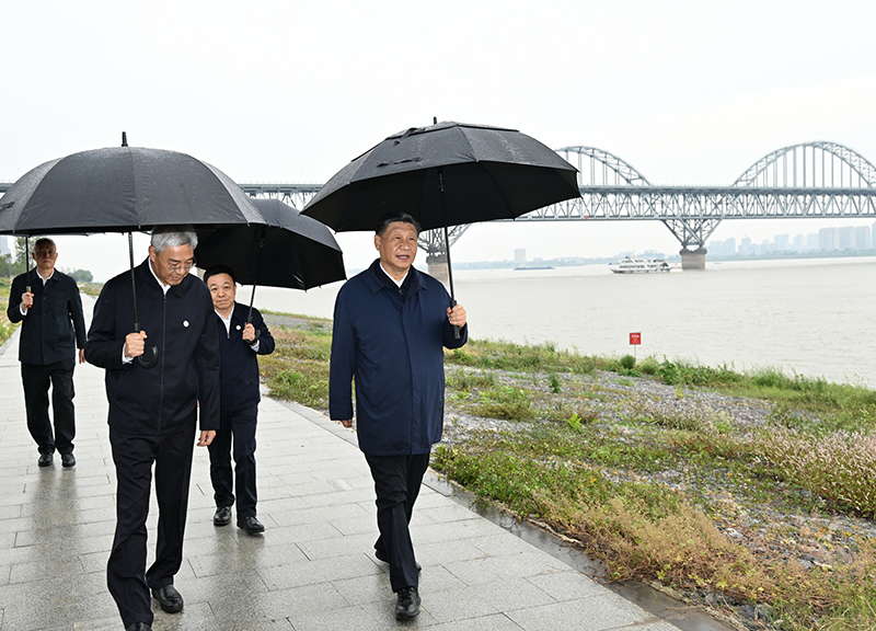 2023年10月10日，習近平總書記在江西省九江市長江國家文化公園九江城區(qū)段考察時，冒雨沿江堤步行察看沿岸風貌。