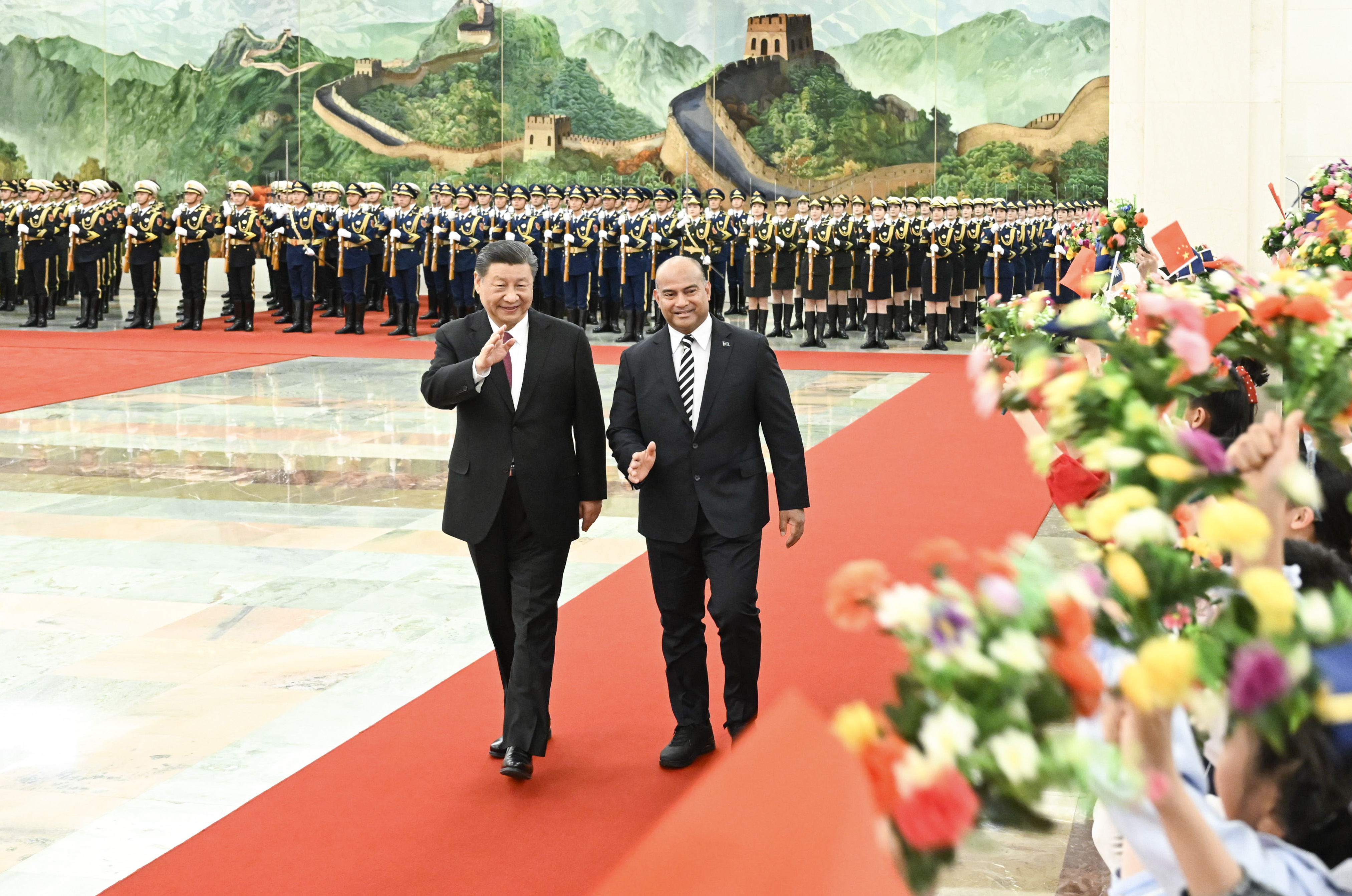 ?2024年3月25日，習(xí)近平在人民大會(huì)堂北大廳為阿迪昂舉行歡迎儀式。