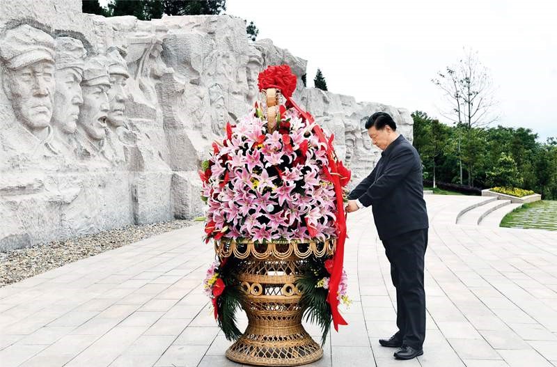 2021年4月25日至27日，中共中央總書記、國家主席、中央軍委主席習近平在廣西考察。這是25日上午，習近平在位于桂林市全州縣的紅軍長征湘江戰役紀念園，向湘江戰役紅軍烈士敬獻花籃。 新華社記者 謝環馳/攝