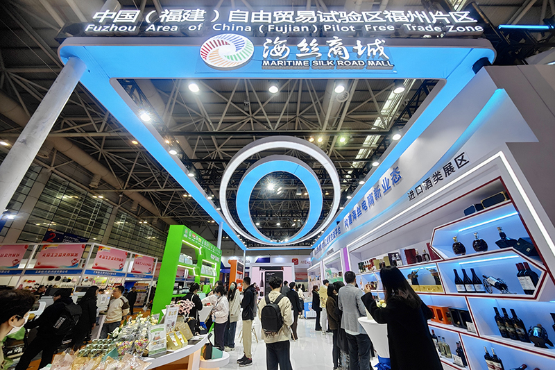 2024年3月18日，第四屆中國跨境電商交易會在福建福州開幕。展會聚焦“鏈接跨境全流域 共建電商新生態(tài)”，集聚全國80余個外貿(mào)產(chǎn)業(yè)帶的上千家供應(yīng)鏈企業(yè)。